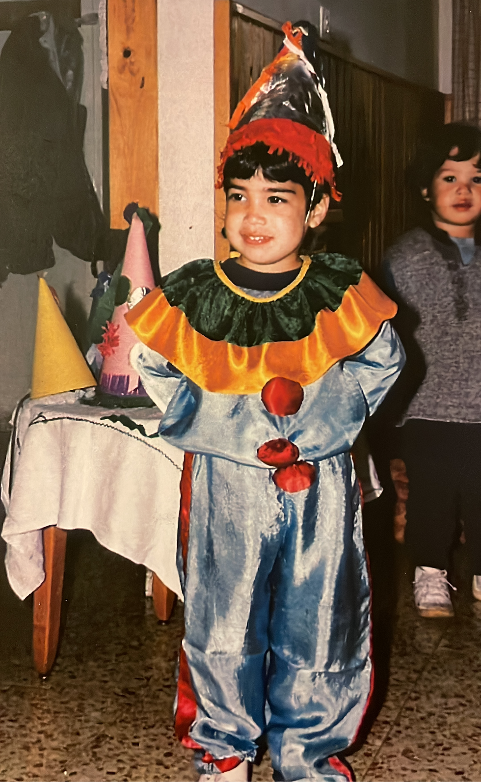 אני בתחפושת ליצן בגיל 5