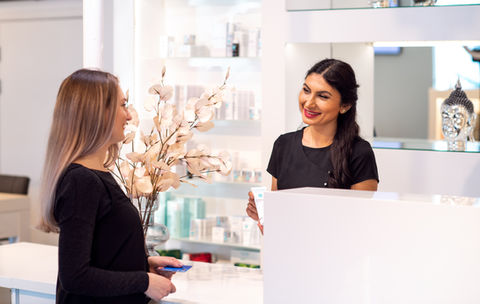 Kosmetolog Darun ønsker kunde velkommen i resepsjonen hos Fab Lounge – personlig service og faglig veiledning i fokus
