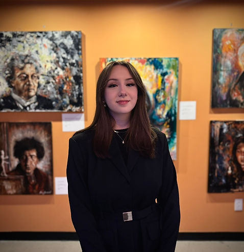 Léa Fourniol devant sa première exposition