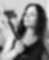 Portrait de Hatice B dans son atelier - artiste peintre d'art symbolique