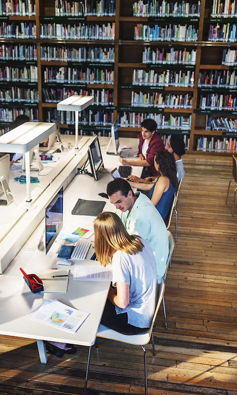 Etudiants en bibliothèque