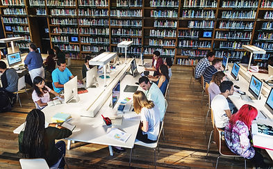 Estudiantes en la biblioteca