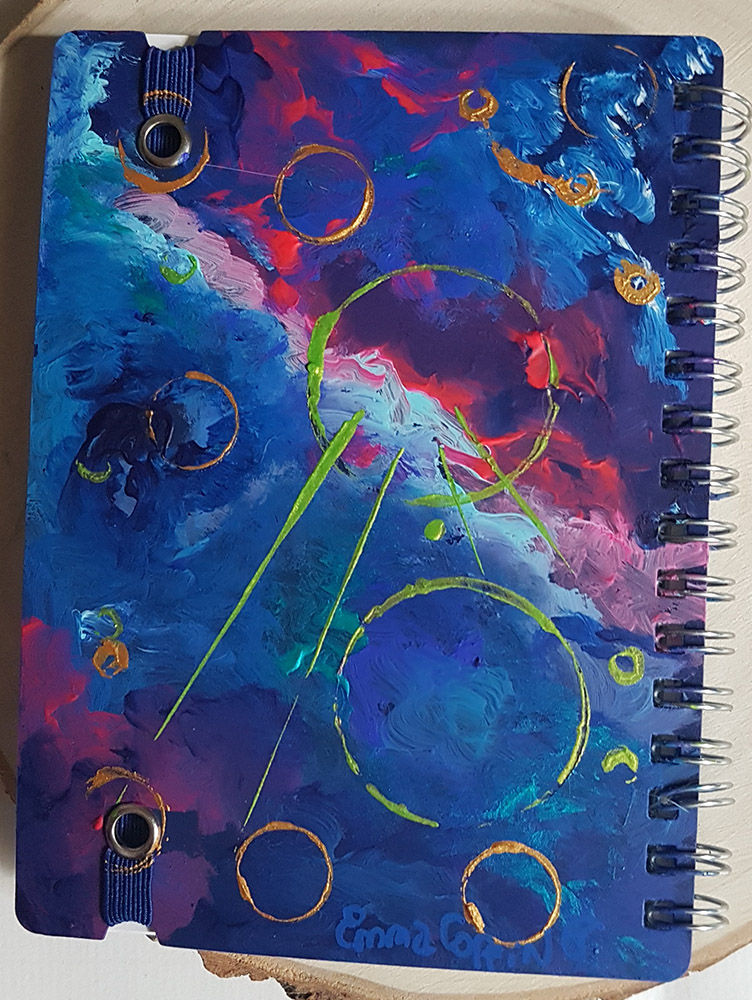 Miniature : dos du carnet à spirale peint par l'artiste emma coffin