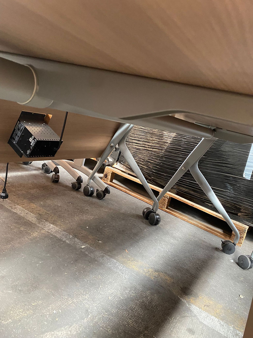 Miniature : Table basculante en bois avec prise électrique (Qté : 1)TAB617