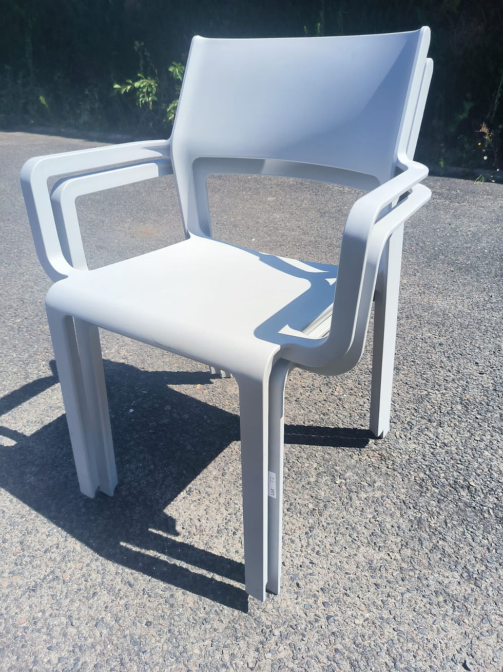 Miniature : Lot de 4 chaises empilables grises avec accoudoirs NARDI (Qté : 1) CHA584