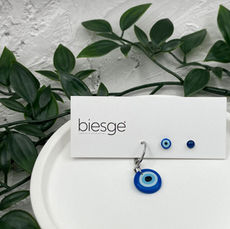 El yapımı kobalt mavi ve nazar figürlü çoklu küpe seti – zarif ve anlam yüklü aksesuar seçeneği