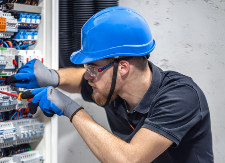 Aluno de elétrica e iluminação cênica do Núcleo de Conexão Cultural