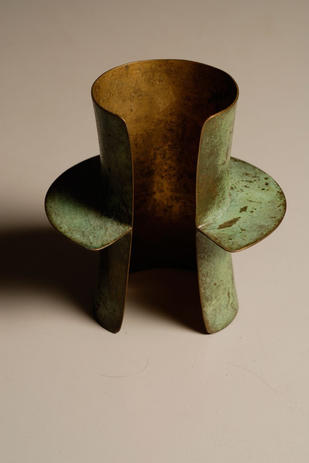 Cuff - Circa 1986: H.10 x W.9.5 cm. Green patinated brass. Former Yen Hiquily collection (Copyright T. Hiquily - Hiquily Archives)
