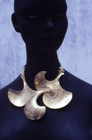 Erotic Necklace - 1970: H.24xL.26cm. Golden brass. Former Yen Hiquily collection. (Copyright P. Hiquily - Hiquily Archives)