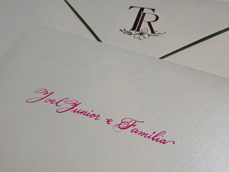 Caligrafia Rosa em Envelopes de Casamento: Transformando Convites em Pequenas Obras de Arte