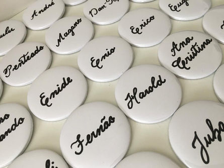 Bottons personalizados com nomes caligrafados à mão em letra cursiva personalizada.
