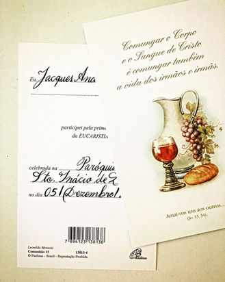 Caligrafia em letra cursiva inglesa na cor preta preenchendo convite de Primeira Comunhão Eucarística.