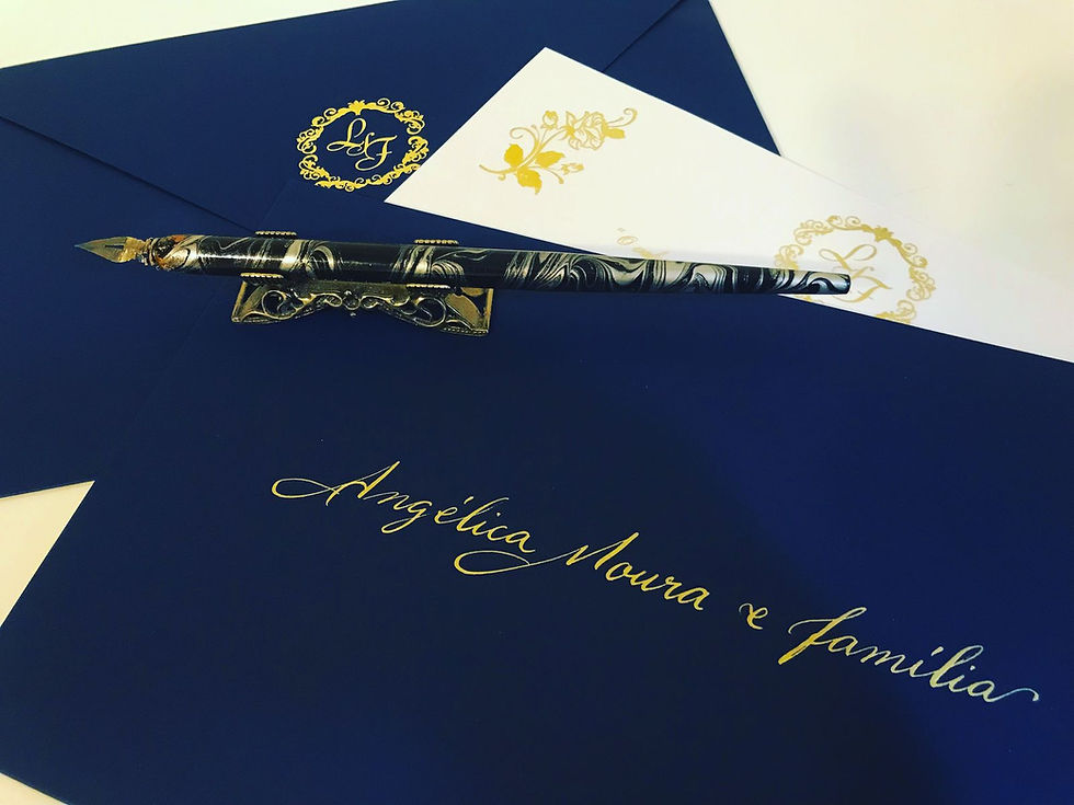 Convite de casamento elegante com caligrafia feita à mão em tinta dourada, destacando a escrita artesanal que valoriza convites e detalhes de casamento com toque sofisticado e exclusivo.