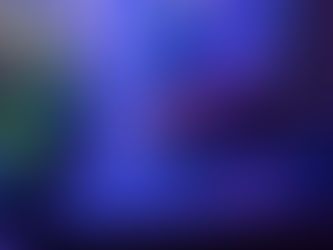 Pessoa digitando em um laptop com tela exibindo códigos e gráficos digitais em verde, iluminada por luzes neon azul e roxa, sugerindo ambiente de tecnologia ou cibersegurança.