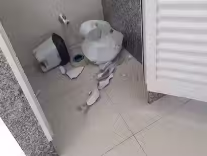 Mulher se corta após privada de restaurante comunitário quebrar.