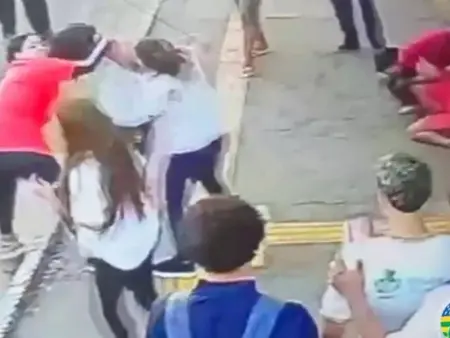 Casal invade escola, agride mãe de estudante e é preso em flagrante em Aparecida de Goiânia