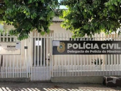 Homem é preso suspeito de estuprar a filha de 10 anos após a mãe dela descobrir em Goiás