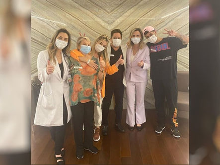 Curados, Leonardo, esposa e sogra recebem alta após isolamento para tratar Covid-19