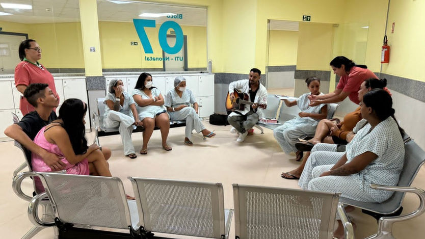 Projeto Colo que Acolhe reúne e conforta mães de bebês internados do Heal