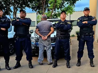 Treinador é preso por abuso a alunos em escolinha de futebol em Goiás