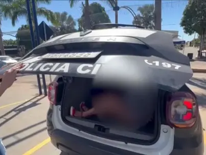 Mãe e namorado são presos suspeito de estupro de adolescentes de 12 e 13 anos por mais de três anos