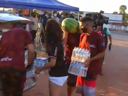 Voluntários doam água, alimentos e fazem refeições para os mais de 270 policiais que procuram Lázaro