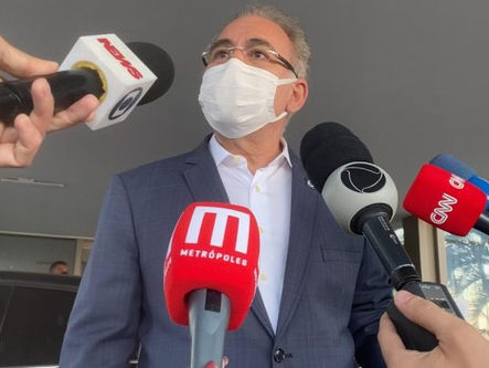 Governo quer vacinar toda a população acima dos 18 anos em 5 semanas