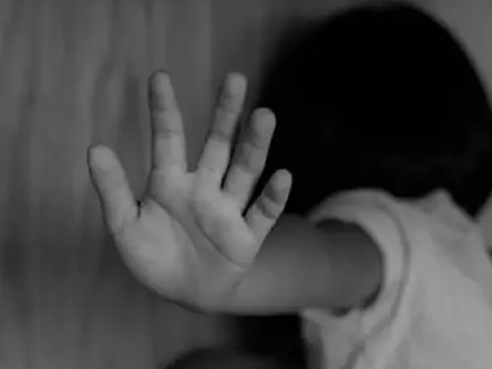 Mãe e padastro são presos por torturar e queimar menina de 4 anos