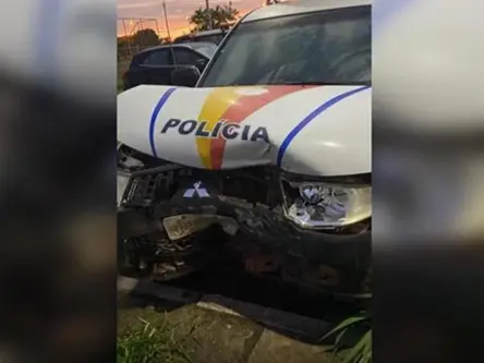 Motorista sem habilitação bate de frente em carro da PMDF