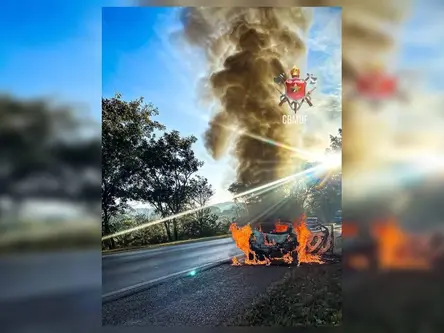 Fotos: carro fica destruído após pegar fogo na DF-280