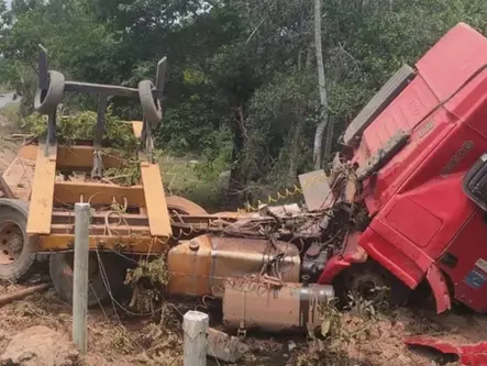 Caminhoneiro é arremessado da cabine após pneu estourar na GO-230, em Faina