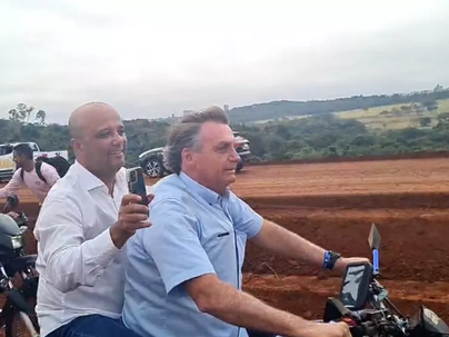 Bolsonaro visita obras e passeia de moto com apoiadores em Jataí