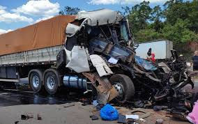 Acidente entre carretas deixa dois mortos em Goiás 