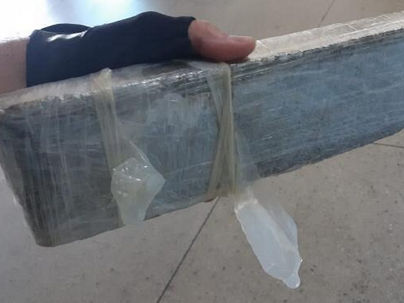 Mala é achada dentro de ônibus cheia de drogas embaladas em preservativos, em Goiás