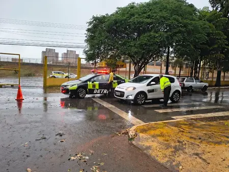 Ousado, inabilitado vai dirigindo fazer prova teórica do Detran-DF