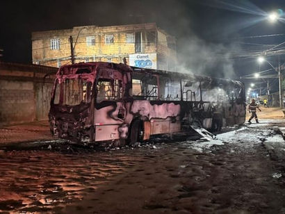 Grupo para ônibus, retira passageiros e ateia fogo no Sol Nascente