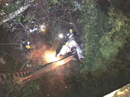 Dois jovens morrem após carro de cair de ponte na GO-080, em Goiás