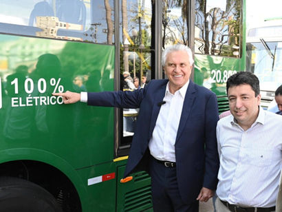 Governo de Goiás entrega 60 ônibus do transporte coletivo
