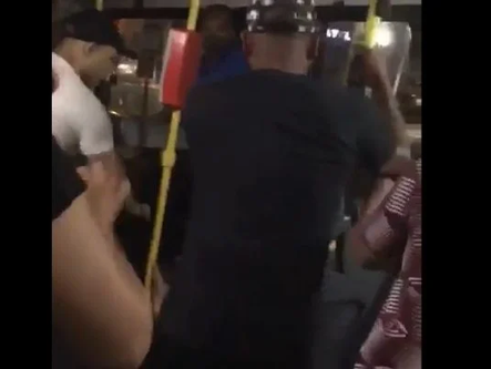 Homem agride companheira em ônibus e é espancado por populares no DF