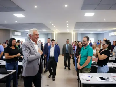 Goiás concede piso nacional para professores da rede estadual
