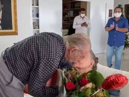 Aos 91 anos, Sarney homenageia mulher, que completa 90