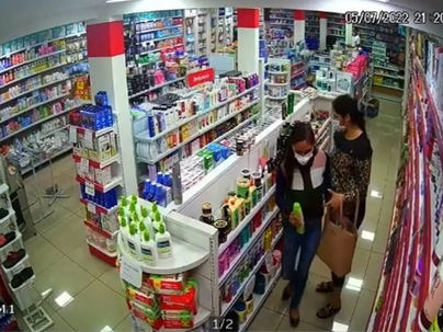 Vídeo: dupla de mulheres é flagrada furtando farmácia em Águas Lindas