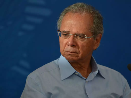 Guedes é retirado de coletiva por ministro militar e líder do governo