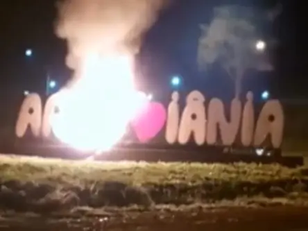 Placa de cidade que virou piada nas redes é destruída pelo fogo