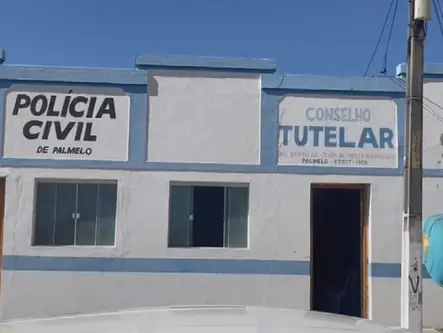 Mãe é detida por amarrar filho de 9 anos a poste e agredi-lo, diz polícia