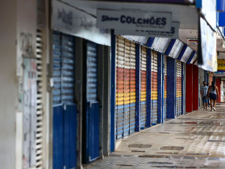 Com restrições de horários, comércio começa a reabrir as portas no DF