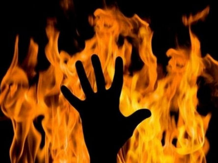 Mulher sofre queimaduras após marido atear fogo ao corpo dela em frente a igreja em Goiás, diz PM