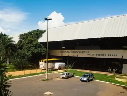 Pai deixa filha trancada em carro para fazer sexo grupal em rodoviária em Goiás