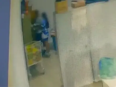 Professor é preso após ser filmado agarrando aluna à força dentro de escola em Goiás