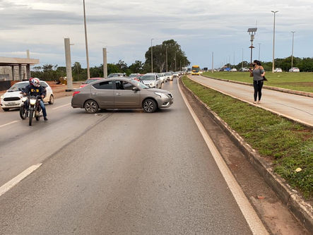 Paciente para carro no meio da BR-040 para pedir socorro à mãe